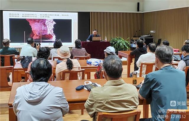 河南安阳社区大学公益摄影班在市图书馆文化大讲堂正式开班