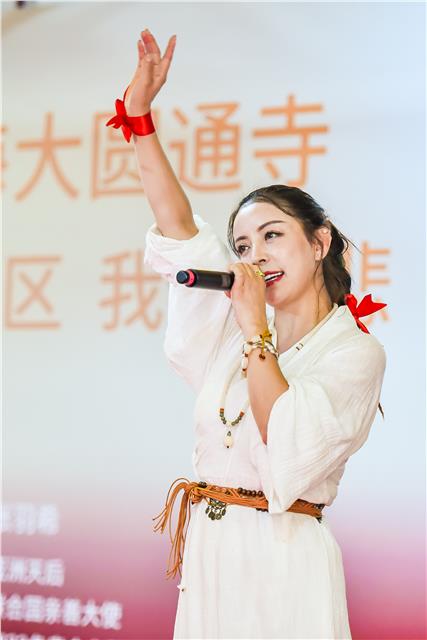 亚洲天后、中国国际新闻杂志社副社长张羽希在上海大圆通寺开展爱国救灾公益慈善活动图1