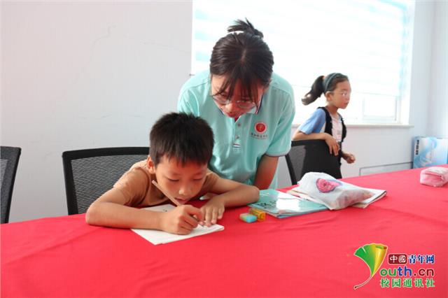 安师学子三下乡：正确认识自我，歌声唱响未来图2