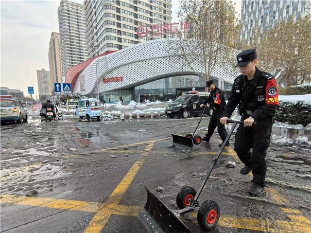 亮丽风“警”线——安阳市公安局特警支队五大队清扫积雪，保障市民出行