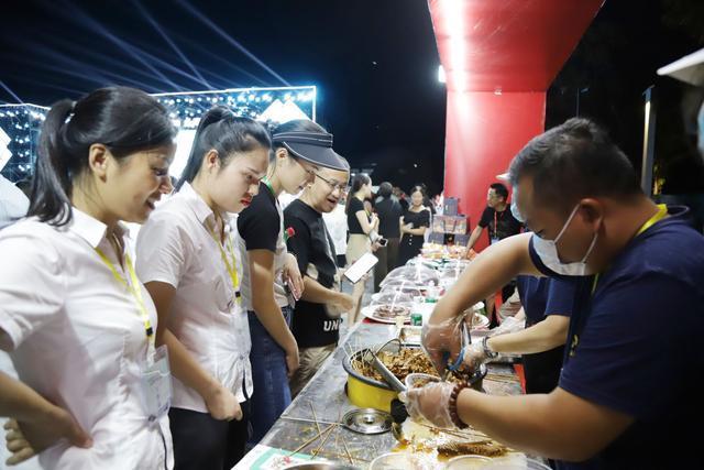 武冈首届旅游发展大会暨第二届云山·百威啤酒卤菜节开幕，中国国际新闻杂志社音乐传播院副院长、歌手黄紫沁受邀参加图2