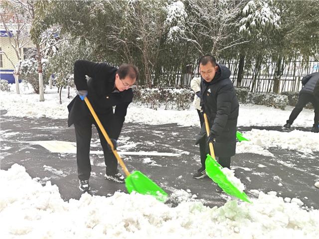 “党员干部先锋行 清雪除冰暖人心”——安阳工学院洹滨校区、明德书院开展清雪除冰志愿服务