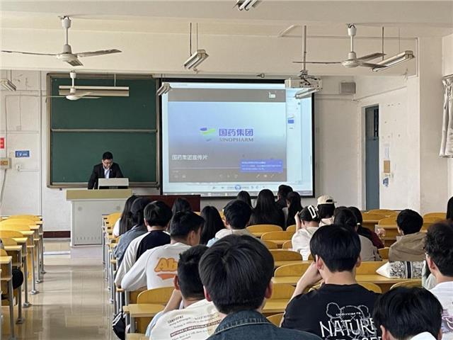 安阳工学院商学院举办2024届毕业生专场招聘会图1